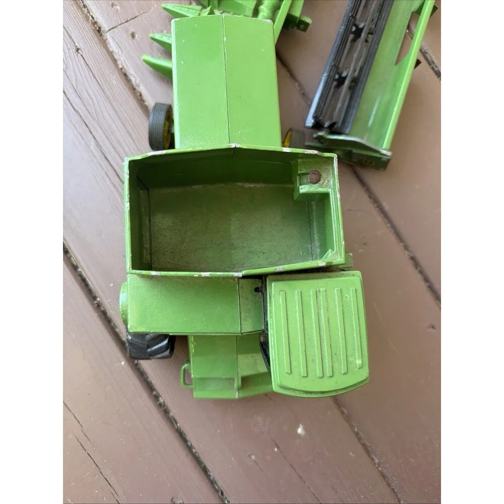 Vintage ERTL 1/24 John Deere Titan II Combine ~ Corn & Grain Heads